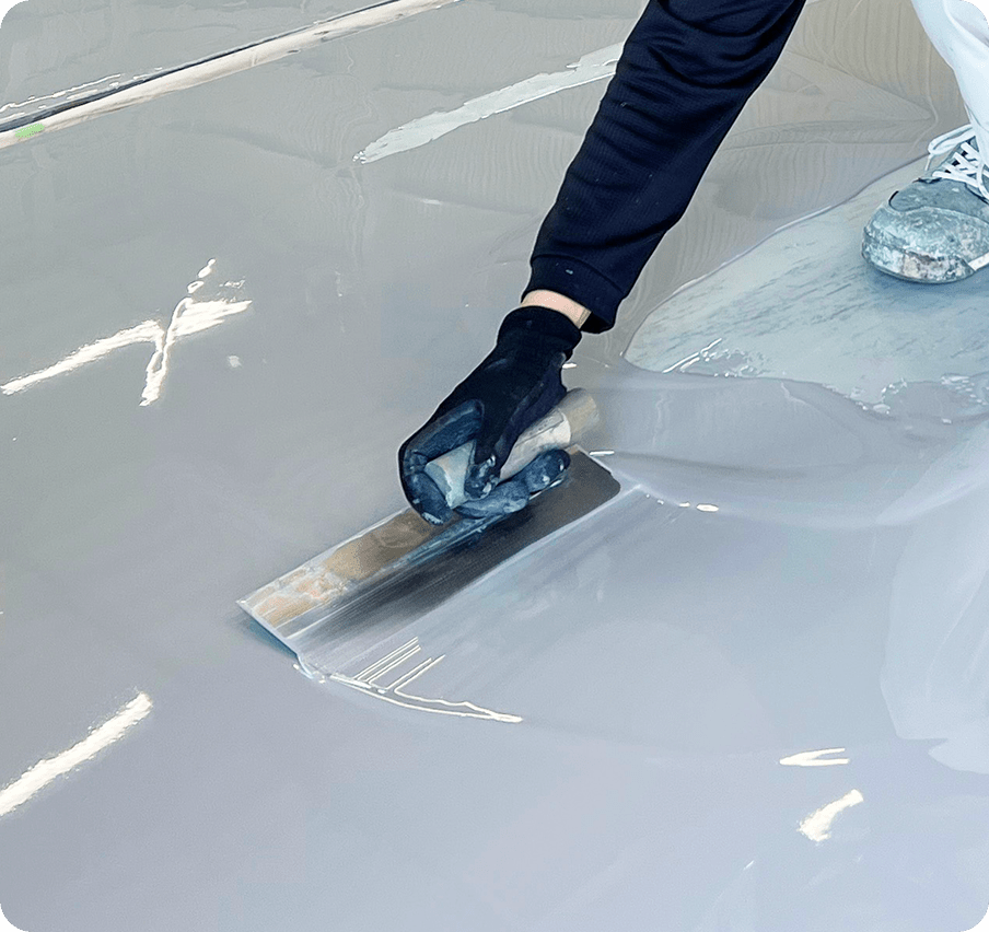 床を塗装する職人の手元